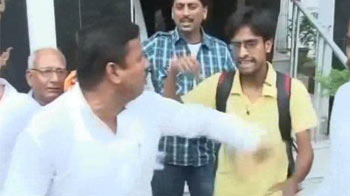 पटना : अन्ना समर्थकों और कांग्रेसी कार्यकर्ताओं के बीच झड़प