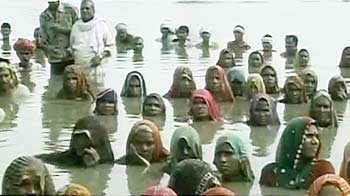 पुलिस ने जल सत्याग्रिहयों को जबरन बाहर निकाला