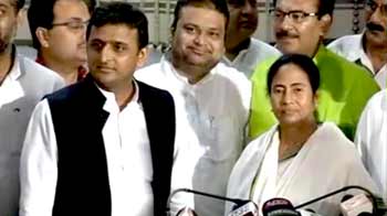 ममता से मिले अखिलेश यादव