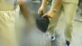 बाल पकड़कर युवक को घसीटते हुए ले गई पुलिस बाल पकड़कर युवक को घसीटते हुए ले गई पुलिस