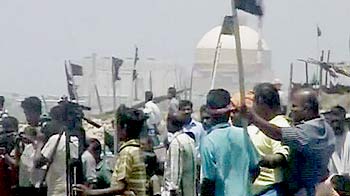 कुडनकुलम प्लांट का विरोध, समंदर में उतरे ग्रामीण