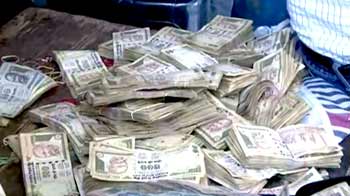 Videos : नीम-हकीम के घर में मिले तीन करोड़ रुपये