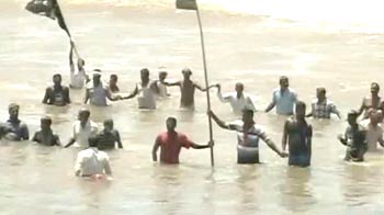 Kudankulam controversy:'Jal Satyagraha' by protesters enters second day