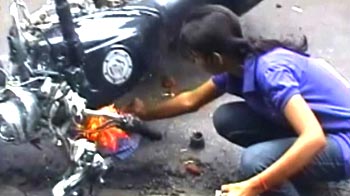 Videos : मनचले को लड़की ने जमकर पीटा, बाइक भी जलाई