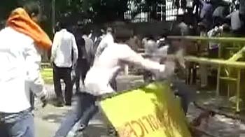 डूसू चुनाव में हार के बाद एबीवीपी समर्थकों का हंगामा डूसू चुनाव में हार के बाद एबीवीपी समर्थकों का हंगामा