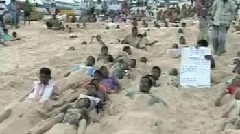 Video : Kudankulam protests: 1000 villagers bury themselves neck-deep