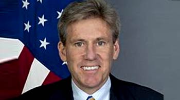 Video shows Libyans rescuing US Ambassador Video shows Libyans rescuing US Ambassador