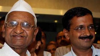 Anna confirms split, asks Kejriwal not to use his name or photo