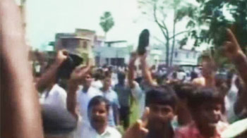 Angry teachers show slippers to Nitish Kumar