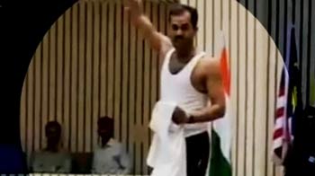 शर्ट उतारकर शख्स ने किया विरोध