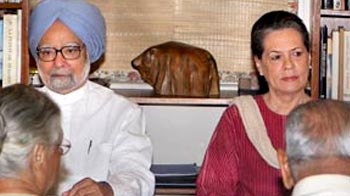 At Congress meeting, Sonia backs PM and reforms, slams BJP