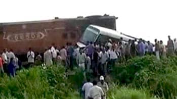 Video : बिहार : सीवान में ट्रेन ने बस को टक्कर मारी, नौ मरे
