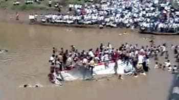 Videos : महाराष्ट्र : बुलढाणा में बस नदी में गिरी, 18 की मौत
