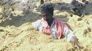 कुडनकुलम प्लांट के विरोध में लोग रेत में घुसे