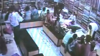 Videos : कैमरे में कैद : दुकान में घुसकर खींच ली चेन