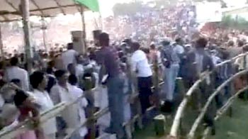 नीतीश की सभा में चप्पल और अंडे फेंके गए नीतीश की सभा में चप्पल और अंडे फेंके गए