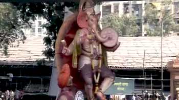 मुंबई : बप्पा की विदाई में उमड़ी भारी भीड़