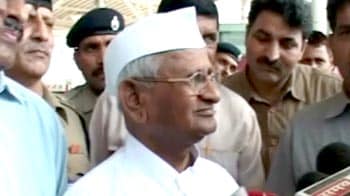 Video : Anna Hazare targets Arvind Kejriwal again; says politics full of dirt