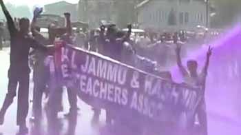 Videos : श्रीनगर : अस्थायी शिक्षकों पर लाठीचार्ज