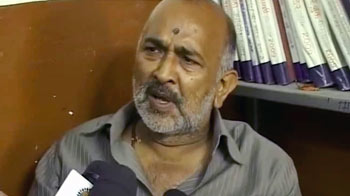 रुपया वापस मांगने पर पूर्व मंत्री ने पीछे छोड़े कुत्ते