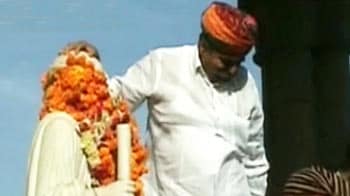 Videos : राजस्थान : सांसद ने रखा बापू के सिर पर हाथ