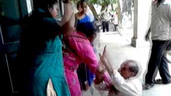Videos : झारखंड : छेड़छाड़ से तंग महिलाओं ने की अफसर की पिटाई