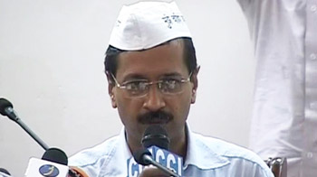 Robert Vadra and DLF accused of illicit links by Arvind Kejriwal