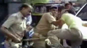 सूरत : पुलिस अफसर ने बीच सड़क पर युवक को पीटा