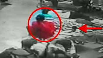 Videos : सीएसटी से बच्चा चुराती महिला कैमरे में कैद