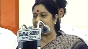 धक्का देकर गिरा दीजिए इस सरकार को : सुषमा