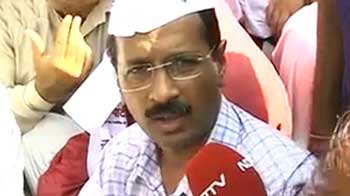 खुर्शीद के इस्तीफे की मांग पर धरने पर बैठे केजरीवाल