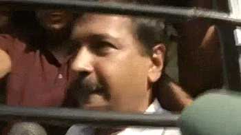 धरने पर बैठे केजरीवाल को उठा ले गई पुलिस