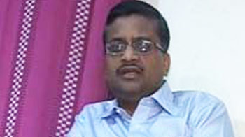 घोटाले का पर्दाफाश करने वाले IAS के पीछे पड़ी सरकार