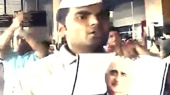 Videos : एयरपोर्ट पर विरोध के बीच खुर्शीद दिल्ली लौटे
