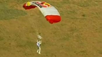 Video : Skydiver free falls, breaks the sound barrier