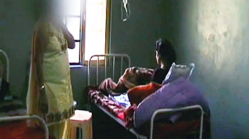 थाने में एएसआई ने की युवती की जमकर पिटाई