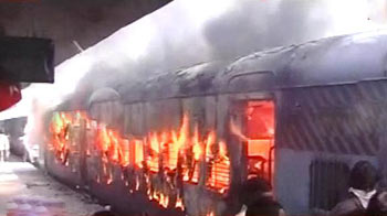 हैदराबाद-शोलापुर एक्स. में आग, दो मरे