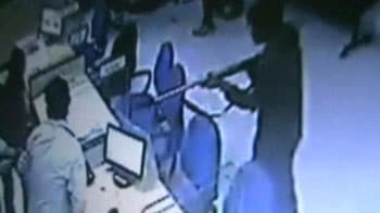 Videos : ग्रेटर नोएडा में बैंक लूट की वारदात कैमरे में कैद