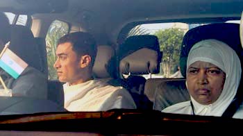 Video : Aamir Khan leaves for <i>Haj</i> with mother