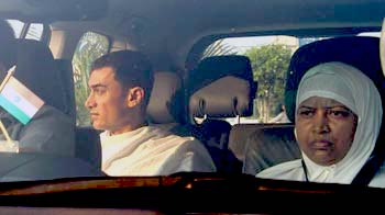 Aamir Khan leaves for <i>Haj</i> with mother