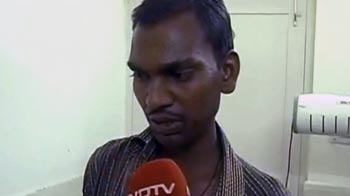 सीने से लगाए रखे रिक्शेवाले की बेटी की हालत बिगड़ी