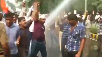 Video : India Against Corruption members clash with Delhi Police