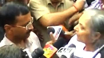 Videos : एनी ने केजरीवाल से पूछा, क्रांतिकारी हो या नेता!