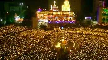 सूरत में 'महा-आरती' : 25,000 लोगों ने एक साथ की प्रार्थना सूरत में 'महा-आरती' : 25,000 लोगों ने एक साथ की प्रार्थना