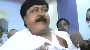 Videos : यूपी : मारपीट के आरोप में खादी बोर्ड का उपाध्यक्ष हिरासत में