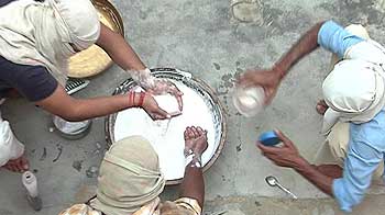 शैंपू, रिफाइंड और चीनी मिलाओ, दूध तैयार