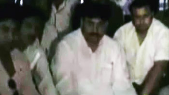 यूपी में विधायक की दादागिरी, बैंक बंद कराने की कोशिश