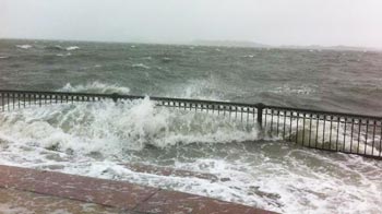 Superstorm Sandy devastates New York, 10 people reportedly dead