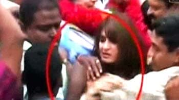 Video : Sunanda Tharoor trapped, harassed by crowd at airport