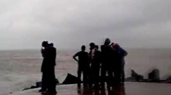 Video : Surfer video of Cyclone Nilam hitting Puducherry coastline